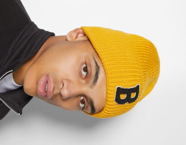 Mustard Men's Bershka Embroidered Varsity Beanie Caps | eSFxV0MCszF