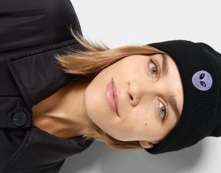 Black Women's Bershka Embroidered Beanie | FmZkCE6MPrC