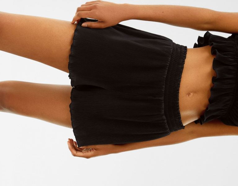 Black Women's Bershka Pleated Shorts | ocnI7gpkY9B