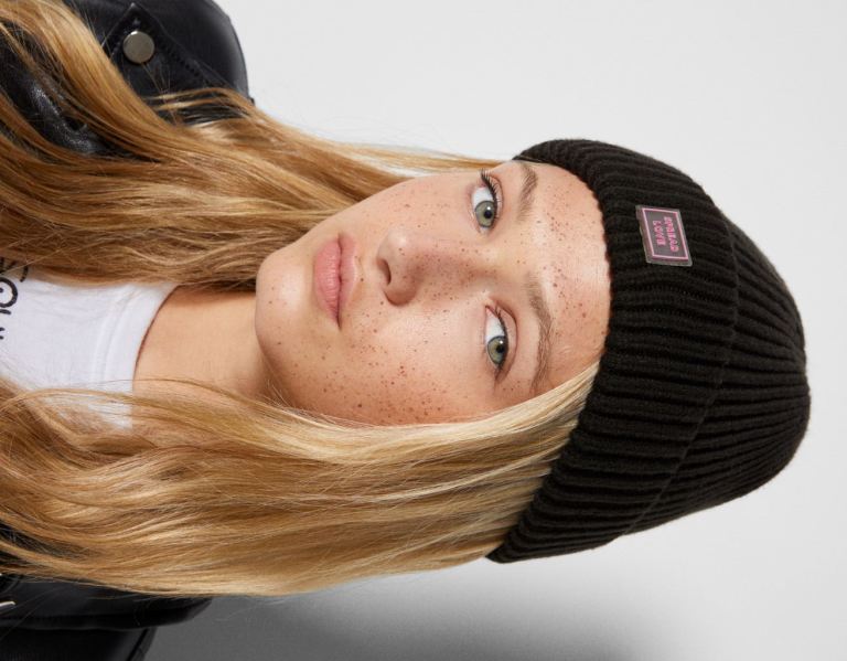 Black Women's Bershka Short With Patch Beanie | I0VsibHRipt