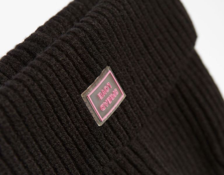 Black Women's Bershka Short With Patch Beanie | I0VsibHRipt