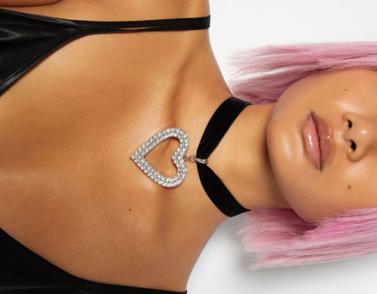 Black Women's Bershka Velvet Choker Necklace With A Rhinestone Heart Jewelry | m0ys1pNccJq