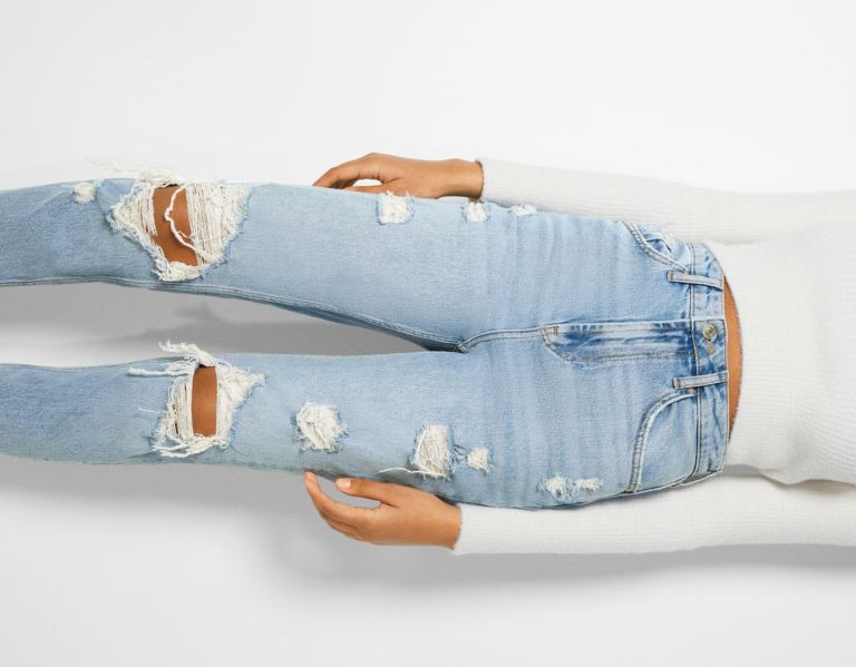 Light Blue Women's Bershka Ripped Relax Fit Jeans | 9uaaqymAVdE